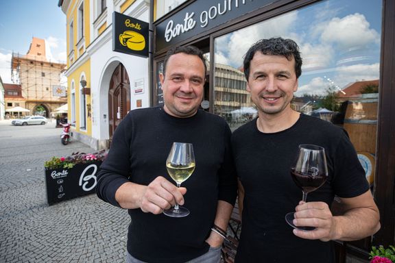 "Už nemusíme dělat deset prezentací, abychom nějaký svůj nápad prosadili. Stačí, když si sedneme, nalijeme si dvě deci vína a za dva dny do toho rovnou jdeme."