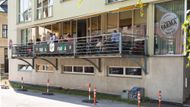 Restaurace se nachází ve dvanáctitisícovém Vrchlabí v Podkrkonoší. O klientelu však podle svých slov nouzi nemá.