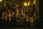 Snímek stojí jak na pečlivé práci s rozsáhlým rozhlasovým archivem, tak na výpovědích pamětníků a pamětnic. "Otevřeli se mi ohromným způsobem. Říkali mi najednou věci, co si - svými slovy - chtěli vzít do hrobu," popisuje Mádl.