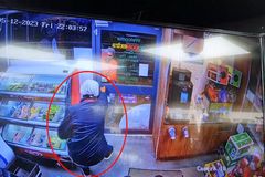 Pohotový prodavač netradičně zneškodnil lupiče. Přitom se ho ani nedotkl