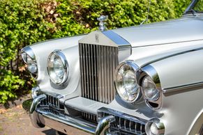 Světla má jak z Brežněvovy Čajky. Vignaleho Rolls-Royce se záchodem je na prodej