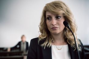 Recenze: Bartošová a ti, kdo o ní rozhodovali. Rajmont hraje Pavla Novotného manicky