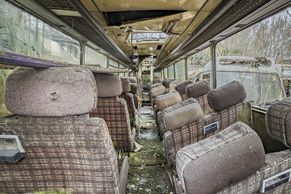 Milovnice urbexu objevila hřbitov autobusů. Dříve zaujala snímky z opuštěné nemocnice