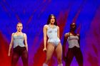 Dua Lipa znovu překvapila Česko. Tentokrát si Ewu Farnou rovnou vytáhla na pódium