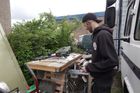 "Nedokážu si představit, že bych žil v bytě. Jako producent elektronické hudby bych asi neměl dobré vztahy se sousedy. Nesnáším omezování sebe i druhých," říká s tím, že bydlení ve squatu rozhodně nepovažuje za neútulné. "Jak si každý udělá, tak každý má," uzavírá.