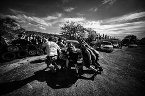 Obrazem: Brutální závody vraků, které připomínají temný svět Mad Maxe