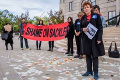 Zbavila se závislosti na léku OxyContin. A odstřihla jeho výrobce od předních muzeí
