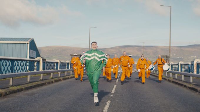 Film Kneecap nyní promítají vybraná česká kina, k vidění je také ve videotéce Kviff.tv.
