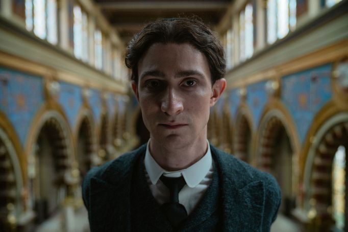 Herec Idan Weiss jako Franz Kafka