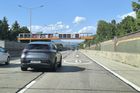 Moderní elektromobily zvládají dobře i dlouhé vzdálenosti, dobíjení v zahraničí ale může být pro posádku auta stresující.