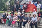 A nezavolal byste tatínkovi? Seniorky na Plzeňsku stály fronty na fotku s Babišem
