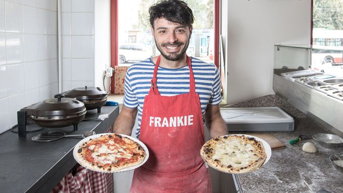 "Mix sladkého a slaného mi většinou chutná, ale pizzu Hawai popravdě moc nemusím. V mém bistru jsou nejoblíbenější Margherita, Quattro formaggi a Salami," říká pekař samouk Francesco Gallucci.