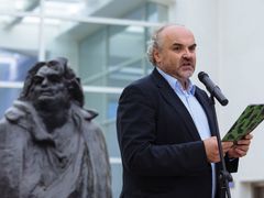 Jiří Fajt roku 2015 při zahájení výstavy Umělci a proroci.