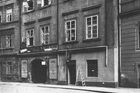Přízemí bývalého Konviktu v Konviktské ulici (čp. 291) je na fotografii z července 1945 čerstvě vymalováno. To značilo definitivní konec vykřičeného podniku jménem Stará krčma, který byl útočištěm i rejdištěm "nočňátek" a "různých zkrachovalých existencí ještě v době druhé světové války. Pokud policie hledala někoho z pražského podsvětí, Stará krčma byla první na ráně." Rok 1945.