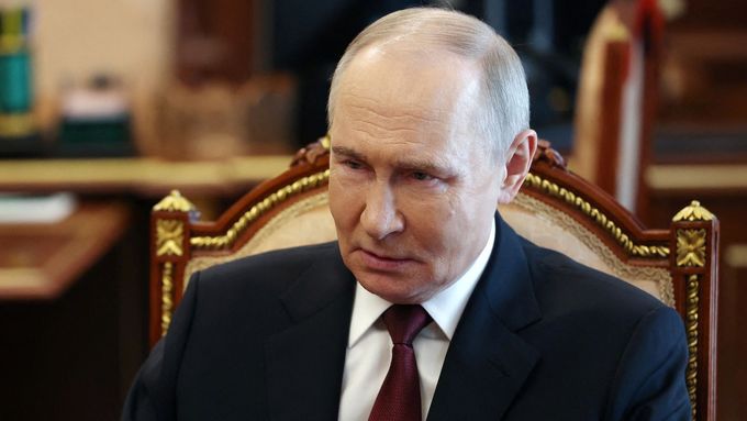 Vladimir Putin sice ve svém projevu pochválil Donalda Trumpa za jeho zprostředkovatelskou roli, ale o příměří na Ukrajině se nezmínil.