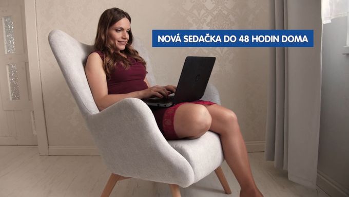 Nebojte se nákupovat nábytek on-line, láká OKAY v propagačním spotu