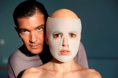Recenze: Almodóvarův film má záměrně přešlechtěnou kůži