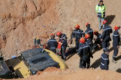 Chlapec, který byl od úterý uvězněn na dně studny v Maroku, neštěstí nepřežil