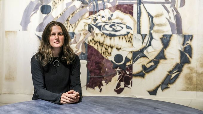 Jedna z laureátek ceny Judita Levitnerová pracuje s textilní technikou založenou na československém patentu.