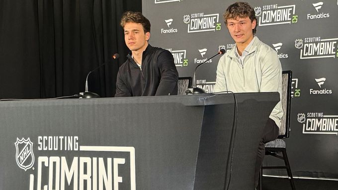 Vpravo pravděpodobná jednička draftu NHL 2025 Matthew Schaefer, vlevo možná dvojka Michael Misa