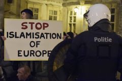 Demonstrace na Korsice proti napadení hasičů se zvrhla v pustošení mešity