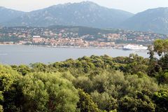 Na Korsice kvůli požárům evakuovali 880 lidí včetně turistů, oheň stále není pod kontrolou