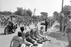 Fotky z dávných časů. Odvážní muži, marketing a dívky psali historii Tour de France
