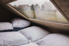 "Soudě dle spokojených reakcí nocležníků není problém přenocovat ani v minus 25 stupních Celsia. Posedy jsou vyhřívané, na výběr je přitom z více způsobů topení. Zakomponovat umíme kamínka Jotul, přímotop, horkovzdušné naftové topení či námi oblíbený biokrb," říká inovátor a zakladatel značky Zoot.