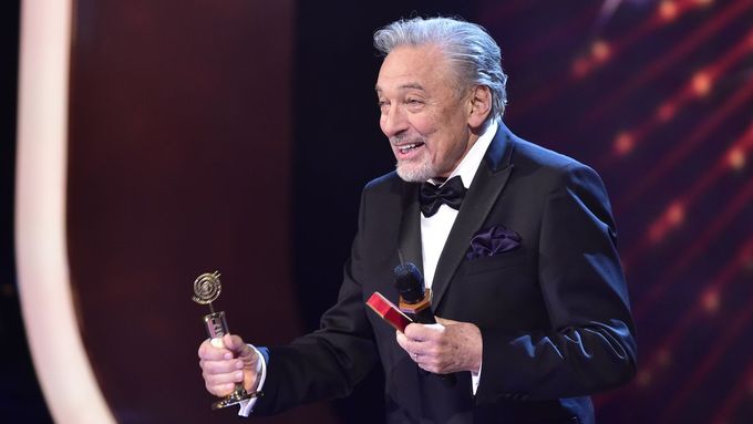 Karel Gott zemřel v kruhu své rodiny, bylo mu 80 let. Příběh zdejších zemí bez něj nelze vyprávět, říká hudební kritik Pavel Klusák.