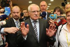 Tresty pro 14leté platí. Klaus podepsal trestní zákoník