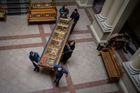 Pracovníci Šeptyckého muzea odnášejí jednotlivé ikony z ikonostasu Zvěstování Panny Marie z 18. století.