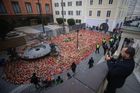 U Karolina na Ovocném trhu vyrostlo pietní místo s tisíci svíčkami za studenty, kteří při útoku zahynuli (Praha, leden 2024).