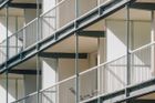 Architekti se s vlastníky shodli na opravě staré fasády, rozšíření lodžií a nových ocelových konstrukcích, které dům opticky sjednotily.