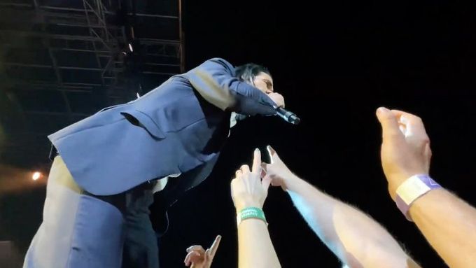 Plač, plač, plač, bum bum bum, cítíš, jak mi bije srdce. Pár sloganů Nick Cave v písni Tupelo proměnil v jakýsi temný rituál.