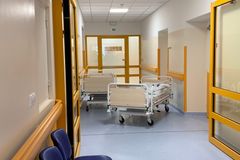 Policie obvinila muže, který mačetou napadl zaměstnance nemocnice. Chce pro něj vazbu