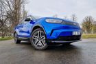 Designéři podle nás odvedli dobrou práci, auto totiž vypadá atraktivně a na první pohled byste příbuznost s ID.4 nebo Enyaqem nehádali. Vzhled je nicméně samozřejmě subjektivní záležitost.