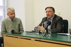 "Jsem zaneprázdněn pracovními povinnostmi." Šéfovi StB se i v 86 letech velmi daří