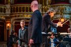 Derek Welton jako Wotan a Daniel Schmutzhard (v pozadí) jako Alberich.