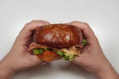 Dnes jsou v kurzu vegani, já hodnotím jídlo, které si dáte po kalbě, říká youtuber