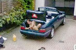 Nehody, prostitutky i pouliční bitky. Street View zachytil vtipné i bizarní momenty