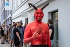 Jeden ostravský fanoušek přijel převlečený za ďábla. Jde o odkaz na film Králové ro(c)ku, kde dvojice muzikantů zápasila s ďáblem hraným Davem Grohlem.