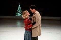 Film Last Christmas se točí kolem srdce, zahřeje asi jako svařák na vánočním trhu
