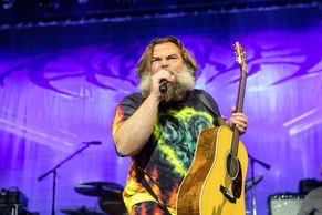 Parodie na rockový koncert. Tenacious D v Praze předstírali, že se rozcházejí