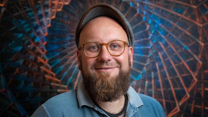 "Psychedelická léčba je příležitost podívat se na věci, které se v člověku během života nashromáždily, včetně traumat. I náročné zážitky vedou k dlouhodobým pozitivním změnám," říká psychiatr.