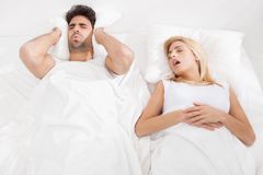 Chrápání trápí i ženy. Páry kvůli němu spí odděleně, říká odborník