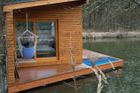 Dřevěný domek, který jeho majitelé nazvali Blue, je součástí soukromého areálu s názvem Vodní domky Čejkovice. Původně lesní školka, kterou od Lesů Hluboká kdysi odkoupil podnikatel z jižních Čech, byl před dvěma lety znovu na prodej, a tak se začala psát novodobá historie místa.