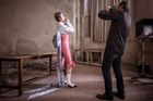 Kalendář Pirelli ukázal intimní a tajuplné fotky. Slavné ženy tu pózují v roli Julie
