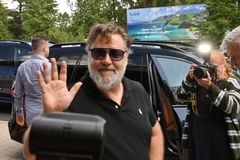 "Bože, Karlovy Vary jsou nádherné." Russell Crowe přiletěl a začal tweetovat