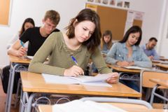 Šest tisíc žáků se nedostalo na střední školu. Co dělat, když přijímačky nevyšly?