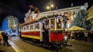 Od historické tramvaje Ringhoffer po Škodu 15T. Pražská vánoční flotila vyjela do ulic první adventní víkend a bude v provozu do 6. ledna. Stejný termín si pro vyzdobené vozy stanovily dopravní podniky po celém Česku. Sváteční tramvaje, autobusy nebo trolejbusy jezdí nejméně v deseti dalších městech.